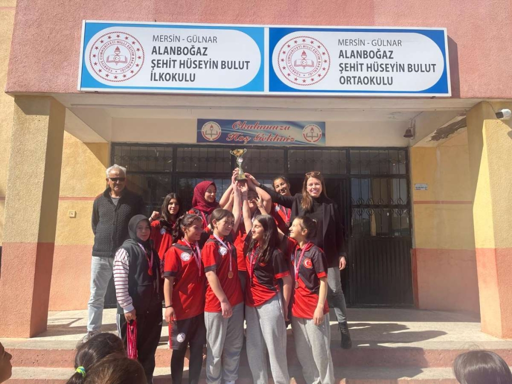 Okulumuz Kız Futbol Takımı Okul Sporları kapsamında yapılan turnuvada Mersin 3.sü oldu.